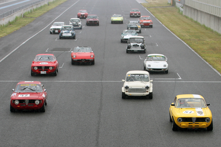 出走17台のうち11台をアルファ・ロメオが占めた、スーパークリスタルカップ、ハイパークリスタルカップの混走による決勝がスタートした瞬間。直前に落ち始めた雨で、路面が黒くなっている。