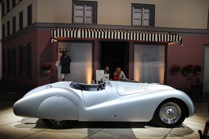 「BMW 328ミッレミリア ロードスター」（1940年）。チューブラースペースフレーム＋アルミニウムのアウタースキンにより、車重700kgという超軽量を実現した。