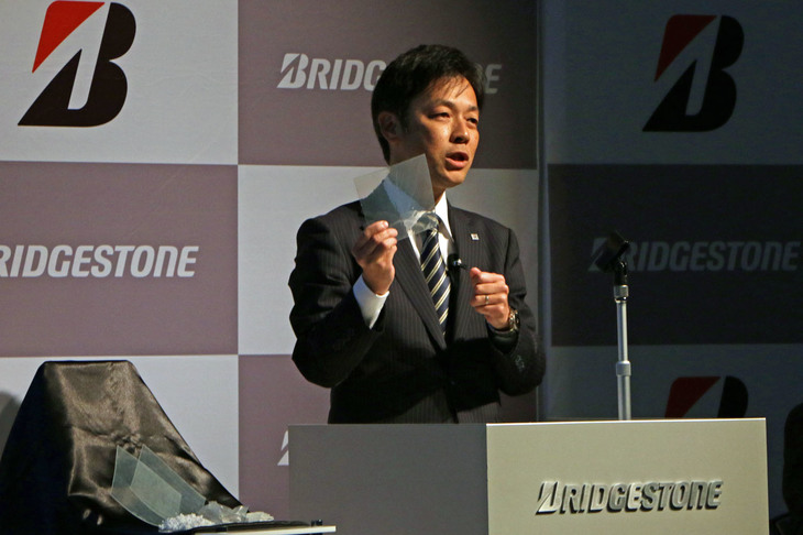 「ハイストレングスラバー」の概要について説明したブリヂストンの中央研究所担当フェロー、会田昭二郎氏。