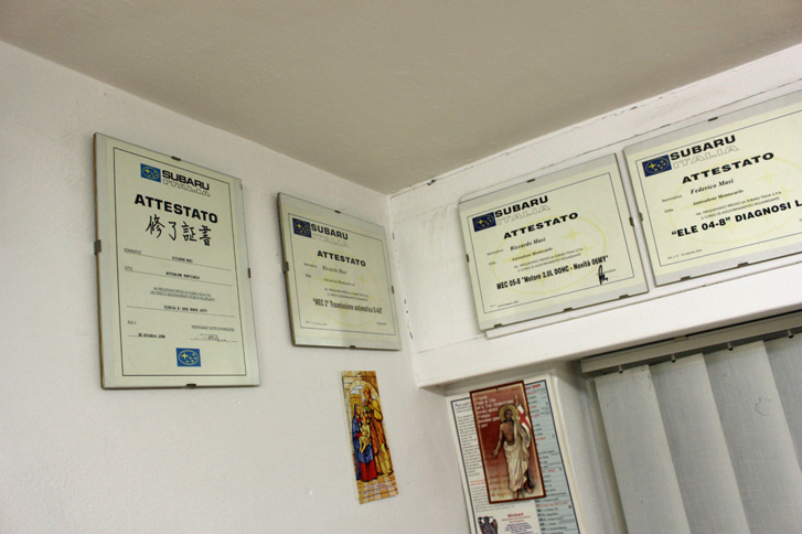 「アウトサローネ・モンテカルロ」の店内。マージさんや彼の息子が受講した技術サービス研修の修了証が、頭上を取り巻く。