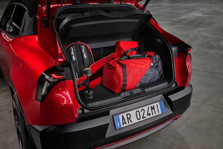 アルファ・ロメオ・ミラノ（ラゲッジスペース）