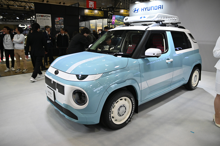 レトロな雰囲気のペールブルーで彩られた「インスター レトロトラベラー」も展示されている。