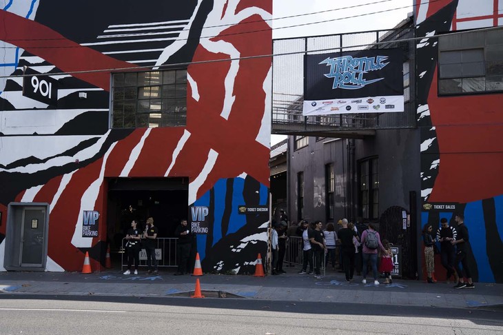 会場は「The Commune Waterloo」と呼ばれる、古い倉庫を利用したイベントスペース。2階建ての左側建物は、2階が展示スペース、1階が事前登録者用バイクパーキングスペース。右側の建物は天井の高い平屋で、ライブスペースとフードコートとなる。この会場は、このイベントを最後に、取り壊しが決定しているという。