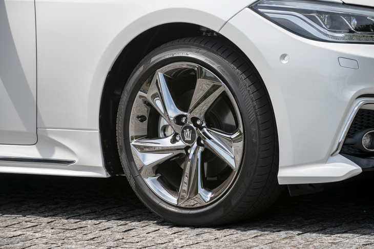 スパッタリング塗装が施された「RS」モデル専用デザインのアルミホイール。