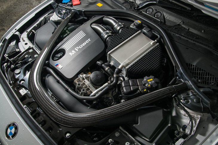 3リッター直6エンジンは、「M3／M4」と同じ「S55」型へと変更。最高出力は410ps、最大トルクは550Nmとなっている。