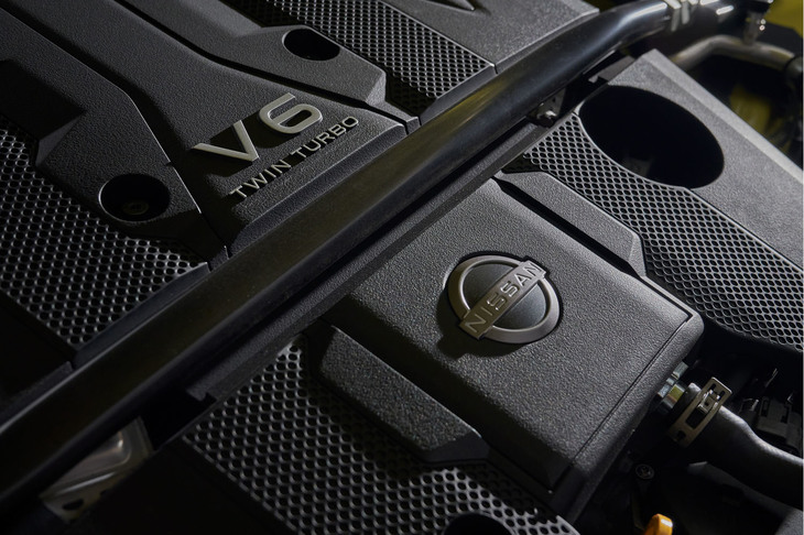 フロントには、3リッターV6ツインターボガソリンエンジン「VR30DDTT」が搭載される。公表されたスペックは、最高出力405PS、最大トルク475N・m。絶対性能としては十分だ。