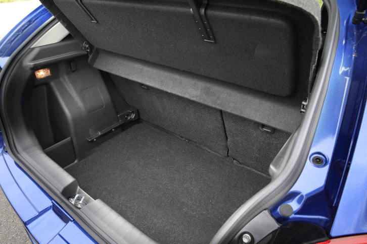 
	荷室容量は後席を起こした状態で320リッター（ラゲッジボード上段装着時）。9.5インチのゴルフバッグを横置きに積載できるという。（写真をクリックすると、分割可倒シートやラゲッジボードによるアレンジが見られます）
	