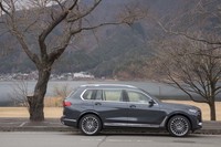 ボディーサイズは全長×全幅×全高＝5165×2000×1835mm。サイドウィンドウエリアの広さが室内の開放感に寄与している。