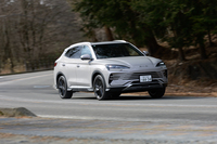 駆動用リン酸鉄リチウムイオンバッテリーの容量は18.3kWhで、WLTCモードのEV走行換算距離は100kmを誇る。デフォルトではバッテリー残量が25％を下回らないようにエンジンが逐次発電する。