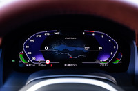 「B8グランクーペ」専用デザインとなる液晶タイプのメーターパネル。写真は「SPORT PLUS」モード選択時のもの。速度計の数値は「8シリーズ」が260km/h、「M8」が330km/hまでなのに対して、B8グランクーペでは340km/hまで刻まれている。