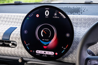 「MINIクーパー3ドアSE」には、「GO-KART」「TIMELESS」「GREEN」という3つの走行モードが用意される。写真はGO-KARTモードを選択したセンターディスプレイの画面表示。