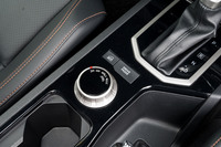 センターコンソールに備わるトランスファーダイヤル。これと、その右前方のドライブモードセレクターを組み合わせて各種走行設定ができる。