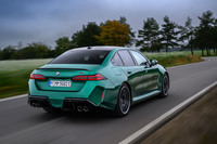 最高速はリミッターによって250km/hに制限されているが、オプションの「Mドライバーズパッケージ」で305km/hに引き上げられる。250km/h程度までの加速はあっという間だ。