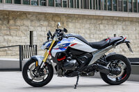 2025年4月に発表された「BMW R1300R」。「R1250R」の後継にあたるロードスポーツモデルで、「R1300GS」から導入が進んでいる新世代の水冷ボクサーエンジンを搭載する。