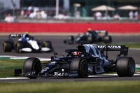 スプリント予選でポジションアップするドライバーもいたなか、2台ともスタート時と同じ順位でゴールしたのが、初日から苦戦が続いていたアルファタウリ勢。ピエール・ガスリーは12位から抜け出せず、角田裕毅（写真前）は16位から順位を落とすも持ち直し、同じポジションで終えた。レースでは、ガスリーがパンクに見舞われてポイントを取れず11位となったが、角田がしぶとく走り切り10位入賞。チームは、今季全戦で続けるポイント獲得をキープできた。（Photo=Getty Images / Red Bull Content Pool）