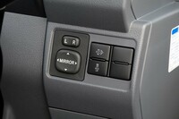 ダッシュボードの右端には、アイドルアップや、ディーゼルパーティキュレートフィルター（DPF）に堆積したススを燃やすDPF再生システムのスイッチが備わる。