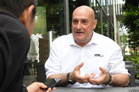 イタルデザインの広報部長を務めるフランコ・ベイ氏。イタルデザインの創業者であるジョルジェット・ジウジアーロ氏は、2015年に同社を去っているが、いまも関係は良好とのこと。現在、ジウジアーロ氏が主導しているGFGスタイルは、イタルデザインの本社からクルマで10分の“ご近所”にあり、いまもちょくちょくあいさつしていると教えてくれた。