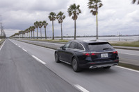 足まわりにはエアサスと可変ダンパーによる「AIRMATIC」サスペンションを標準装備。セルフレベリング機構を持つだけでなく、わずかながら最低地上高を高めることもできる。