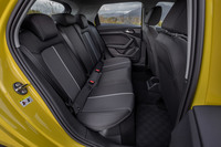 95mm延長されたホイールベースの恩恵で、後席の足元スペースは初代モデルよりも広くなった。リアシートの背もたれには、60：40の分割可倒式機構が備わっているが、座面は固定式となる。