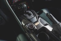 カーボン製センターコンソールの中央に「T-Spec」の金バッジが貼られる。