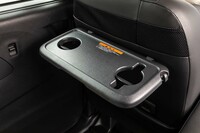 後席には、ミニバンを思わせるピクニックテーブルも。