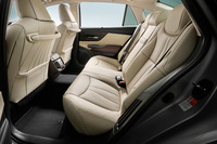 新型「クラウン」のリアシートまわり。外からは見えないが、実際にはリアドアとリアクオーターウィンドウの間には太いピラーが入っており、写真の通り、適度な包まれ感が保たれている。