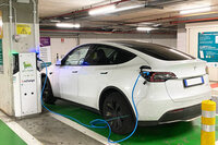 「テスラ・モデルYデュアルモーター」（イタリア）。2023年4月3日。