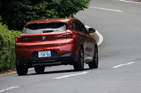 「X2 M35i」が0-100km/h加速に要する時間は4.9秒。ブレーキングについては、ブルーのキャリパーが目印の「Mスポーツブレーキ」がおごられている。