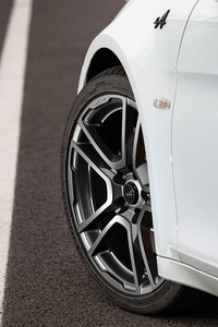 タイヤサイズは前が215/40R18、後ろが245/40R18と、前後ともに幅が10ｍｍ拡大。鍛造ホイールのデザインは「ピュア」と同じだが、カラーリングがチタングレーとなっている。