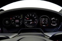 「911」の伝統である5連メーターのイメージが生かされた計器盤。物理的な文字盤と液晶画面が組み合わされている。