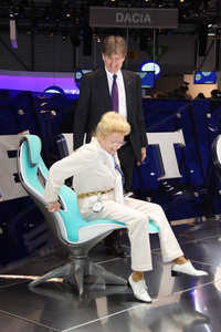 「パンデオン」のシートをモチーフにしたチェアを試す。後方は当時のデザイン責任者マイケル・ロビンソン氏。