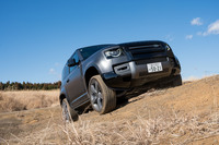 一面の枯れ草と抜けるような青空が広がるオフロードで。やはり「ディフェンダー」は都市よりもこうした舞台がよく似合う。