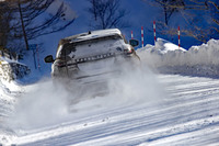 高い悪路走破性は、電子制御の賢さはもちろん、オフロードを考慮した基本設計があればこそ。2代目にあたる現行型は、初代より100mm深い600mmの最大渡河水深を実現している。