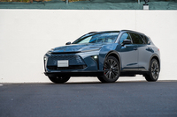 「トヨタ・クラウン エステート」が発売されたのは2025年3月13日のこと。シリーズ第3弾の「クラウン セダン」からは1年4カ月遅れでのデビューだ。ここでは主にプラグインハイブリッド車「RS」の写真を紹介する。