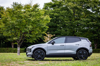 「EX30クロスカントリー ウルトラ ツインモーター パフォーマンス」のボディーサイズは全長×全幅×全高＝4235×1850×1565mm、ホイールベースは2650mm。従来型の「EX30」よりも幅が15mm広く、全高が15mm高い。