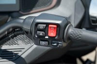 2024年モデルから採用されている新型のスイッチボックス。一般的なモーターサイクルとは異なり、右側にクルーズコントロールのスイッチが備わっている。