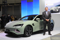 「東京オートサロン2025」の会場より、「BYDシール」とBYDオートジャパンの東福寺厚樹社長。東福寺氏いわく、シールはバッテリー搭載量の多さに加え、“デザインのよさ”でも購入者から好評を得ているという。アジアカーに偏見の多い（苦笑）日本のマーケットで、顧客が中国車のデザインを高く評価しているという事実は、『カーデザイン曼荼羅』の担当編集として考えさせられるものがあった。