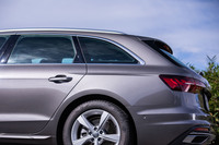 今回のマイナーチェンジでボディーパネルのほぼすべてを刷新。ブリスターフェンダーの採用によって、「A4セダン／アバント」は全幅が5mm拡大した。