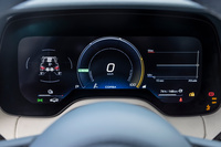 ドライバーに各種走行情報を知らせる12.2インチの「デジタルダッシュボード」。表示レイアウトには「Classic」「Evolved」「Relaxed」、そしてドライブモードで「Corsa」を選ぶと自動で切り替わる、スポーツ走行向けの「Corsa」（写真）が用意される。