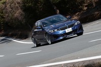 足まわりは減衰力可変ダンパーの電子制御なども含めてアルピナ独自のセッティング。これまでのアルピナ車と比べると若干硬派な乗り味に変化している。