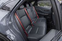 赤いシートベルトによって後席にも前席と同じ世界観をつくり上げている。スタイリングから想像するほどは狭くなく、大人でもきちんと座れる。