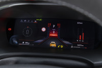 液晶式のメーターパネルはドライブモードに応じてレイアウトが変わる。「レース」モードでは滑走路のようなスタイルのタコメーターが奥行きをもって中央に表示される。