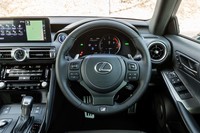 “Fスポーツ”モデルのコックピット。ディンプル加工を施したステアリングホイールやシフトレバーでスポーティーなムードが演出される。