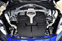 フロントミドに搭載される「DBX707」の4リッターV8ツインターボエンジンは、ベースとなった「DBX」を157PSと200N・m上回る最高出力707PS/4500rpm、最大トルク900N・m/2600-4500rpmを発生。