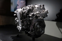 幅広い使用域での混合気の圧縮着火を実現した、新世代ガソリンエンジンの「SKYACTIV-X」。