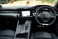 「i-Cockpit」と呼ばれる「プジョー508」のインテリア。小径楕円ステアリングが採用される。