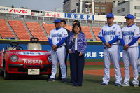 あいさつに立った日産の星野朝子専務執行役員。「リーフ」を選んだ理由は、横浜でつくられているためで、リリーフと似ているからではないそうだ。写真左の「日産Be-1」は、1987年にリリーフカーとして使用されていた車両。