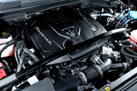 2リッター直4ターボエンジンにはBSGとともに「eBooster」と呼ばれる電動コンプレッサーが備わっている。