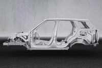 2021年10月にデビューした5代目「レンジローバー」に続き、ランドローバーの新しいアーキテクチャー「MLA-Flex（flexible Modular Longitudinal Architecture）」が採用されている。