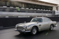 「アストンマーティンDB5」は1963年にデビューした。『007 ゴールドフィンガー』の劇中で活躍したガジェット搭載の個体は、DB5のプロトタイプを改造したもの。コレクターの元に保管されていたが1997年に盗難に遭って以来、行方不明になっている。